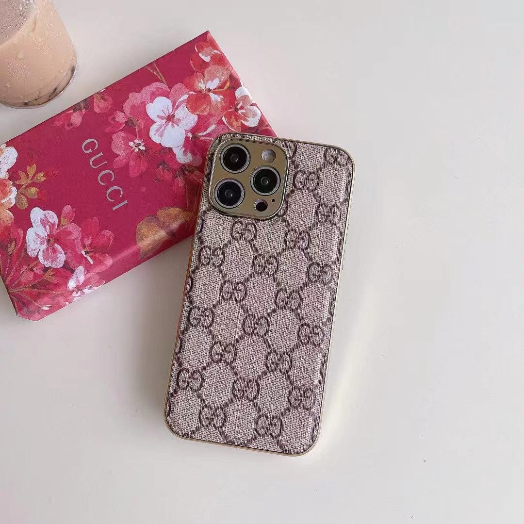 Tunde Store Gucci Interlocking G Timeless iPhone 15 Case