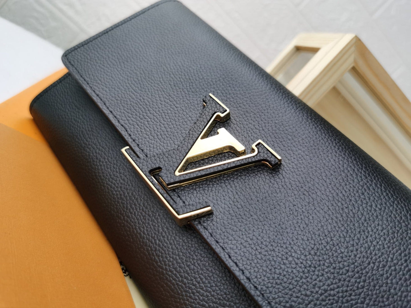 Tunde Store Leather Louis Vuitton Magnolia Wallet