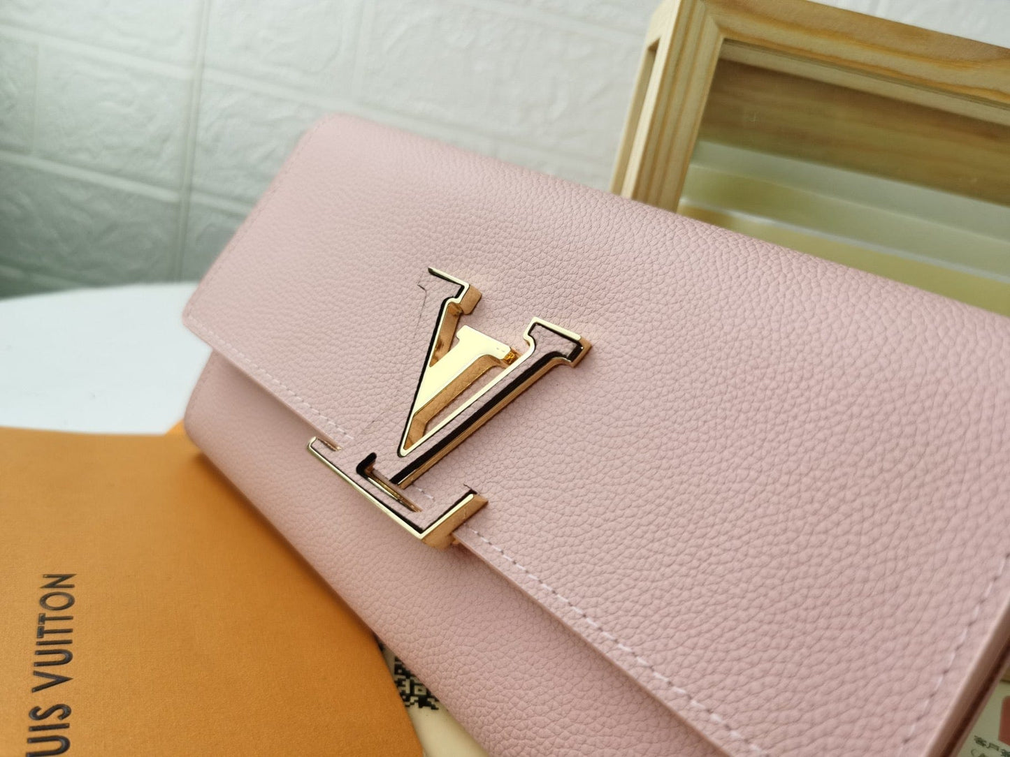 Tunde Store Leather Louis Vuitton Magnolia Wallet