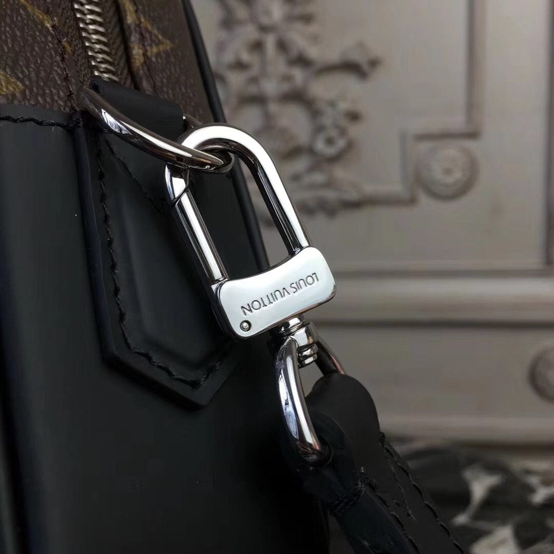 Tunde Store Louis Vuitton Essential Crossbody Bag