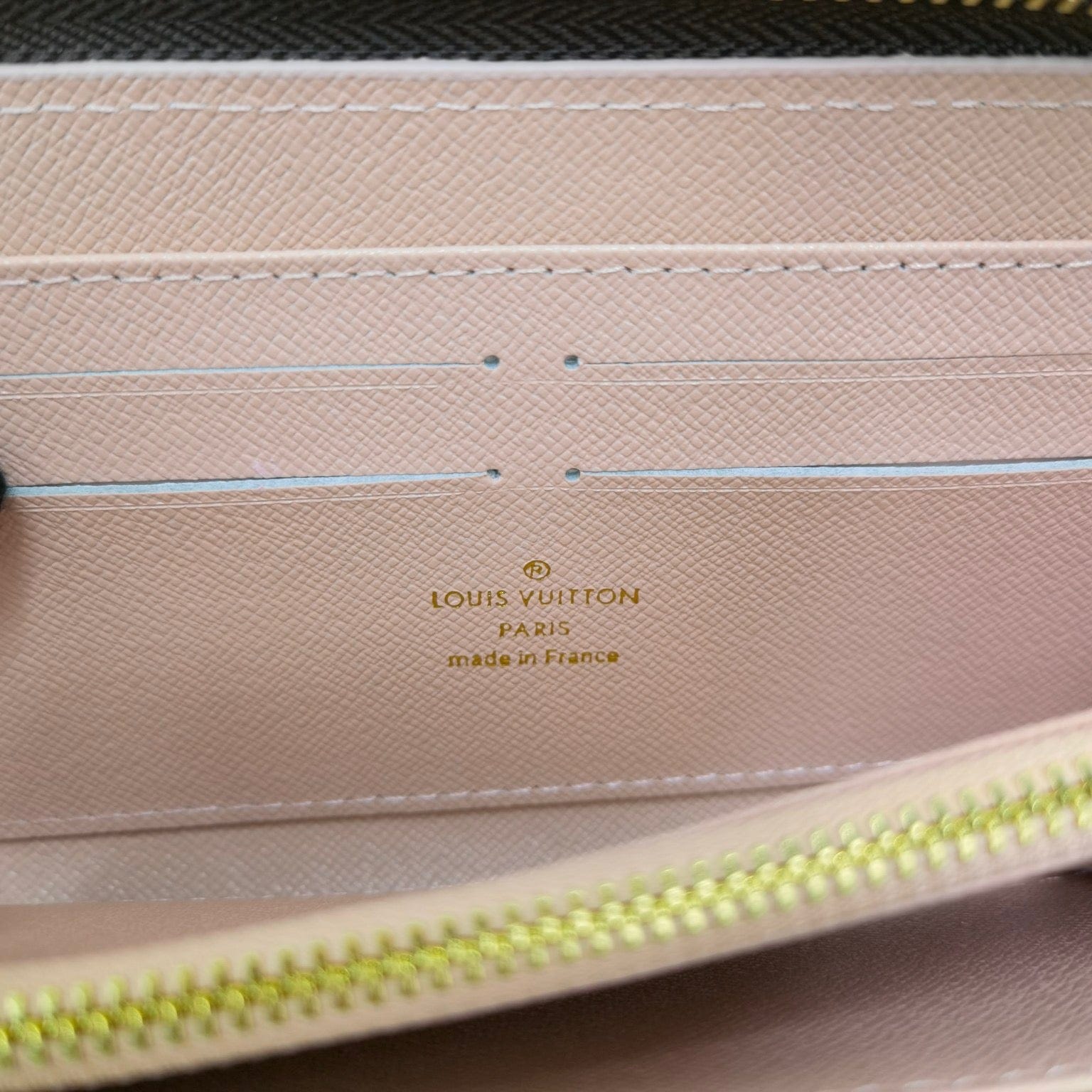 HypedEffects Louis Vuitton Leather Zipper Wallet