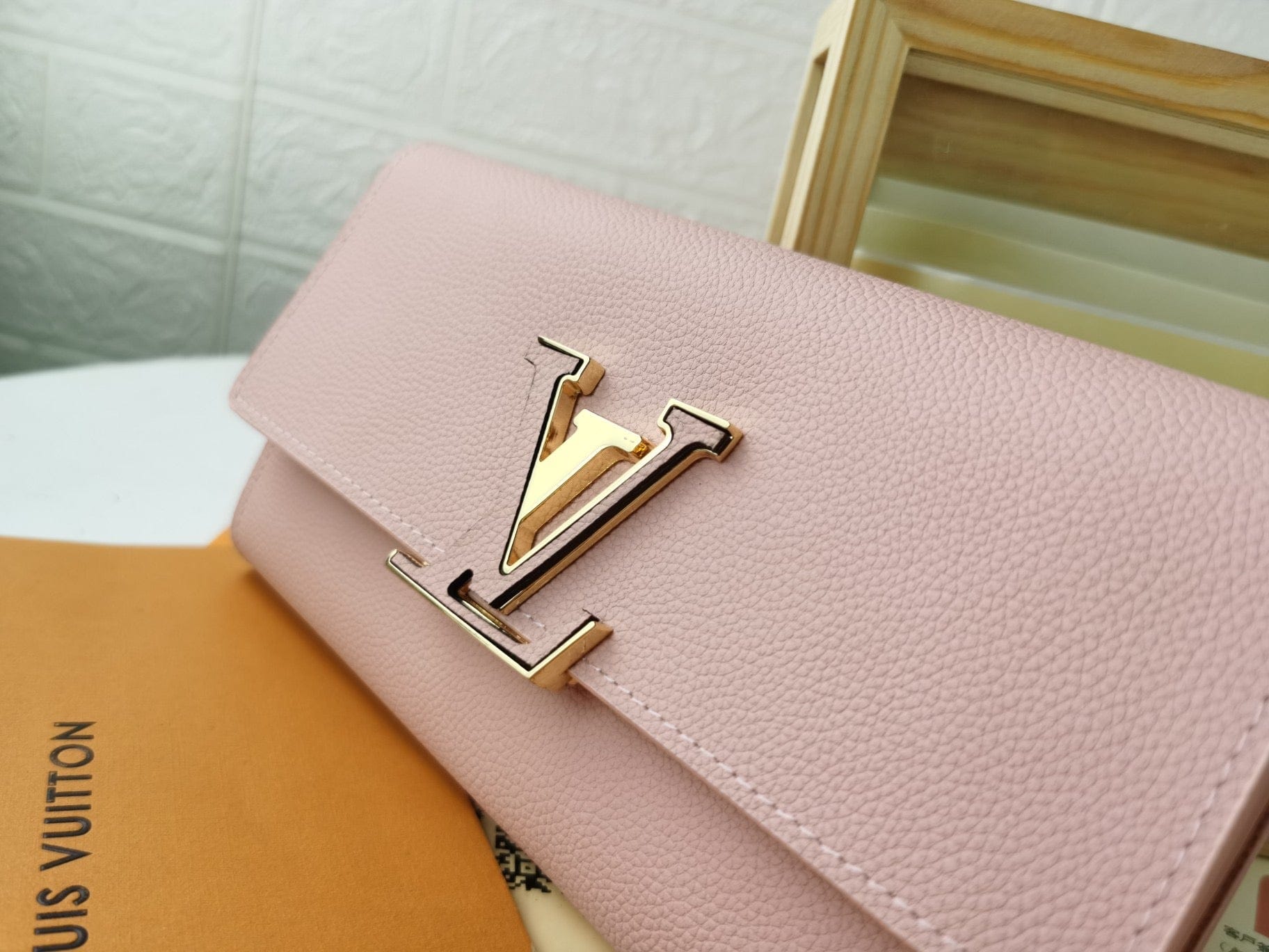 Tunde Store Leather Louis Vuitton Magnolia Wallet