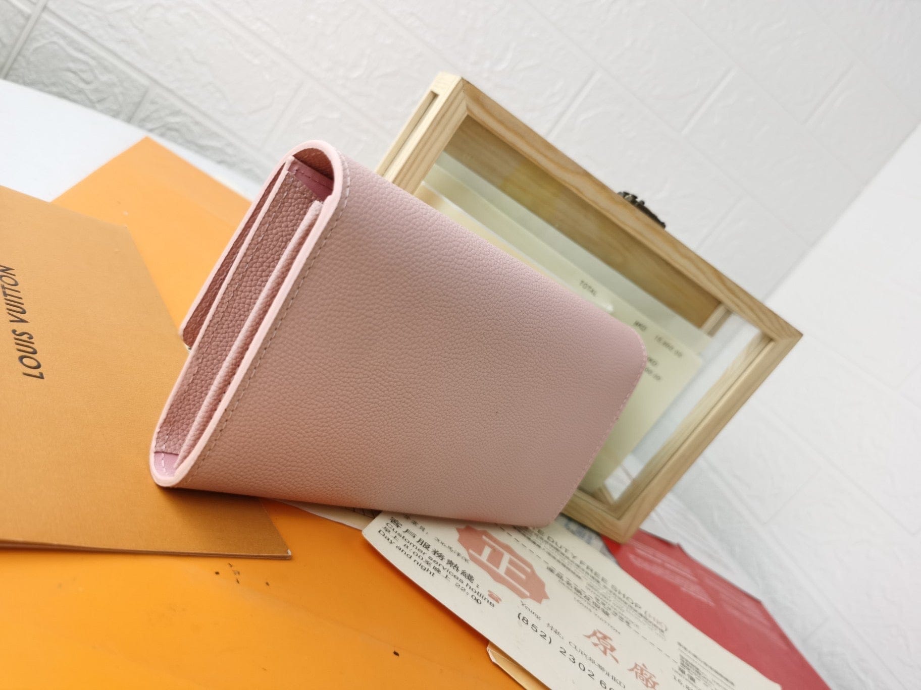 Tunde Store Leather Louis Vuitton Magnolia Wallet